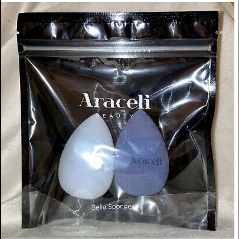 BRAND NEW 💥 A pack of two make up sponges from Araceli beauty
